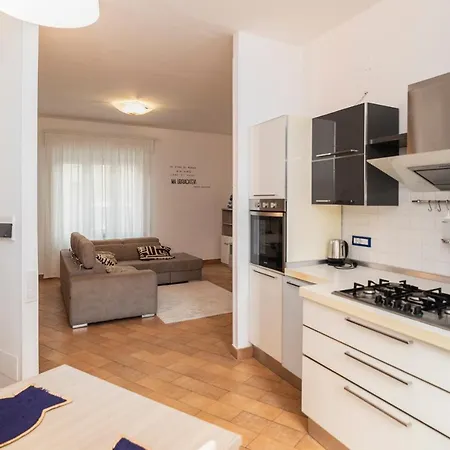 Apartment Eden House - With Garden & Parking