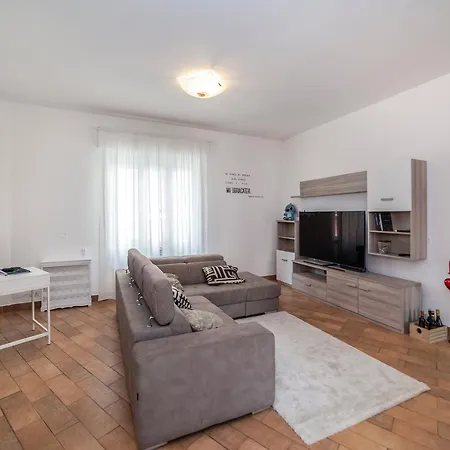 Apartment Eden House - With Garden & Parking