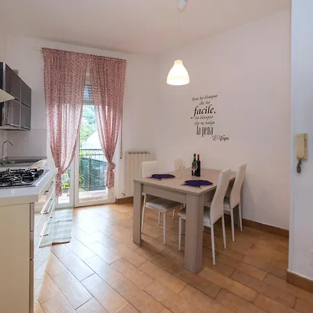 Eden House - With Garden & Parking Apartment