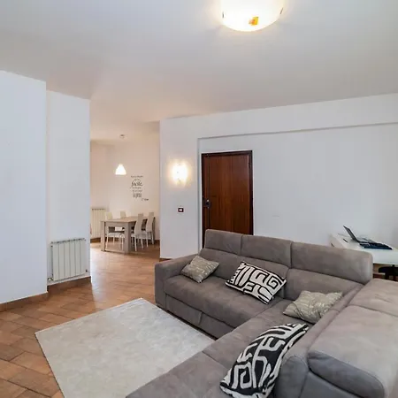 Eden House - With Garden & Parking Apartment *